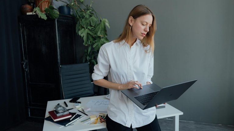 Comment décrocher un premier emploi de téléconseiller en télétravail sans expérience ?