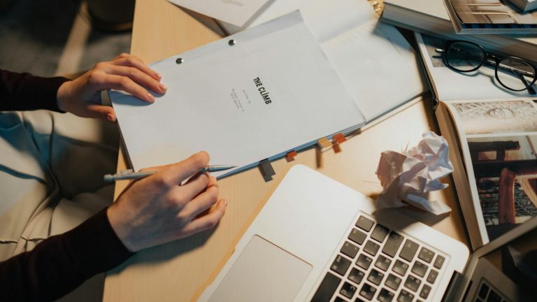 Faut-il s’inscrire comme artiste-auteur ou opter pour la micro-entreprise ?