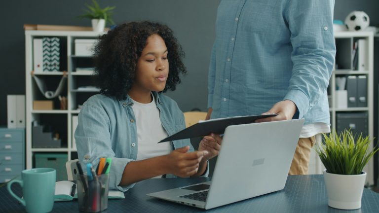 Micro-entreprise et auto-entreprise désignent-ils le même régime en France ?