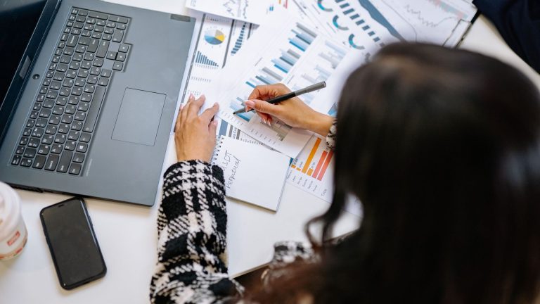Comment estimer les charges sociales et fiscales de sa micro-entreprise ?