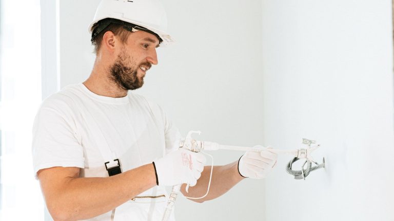 Quels artisans ou entreprises sont concernés par le code APE 4321A dans le bâtiment ?