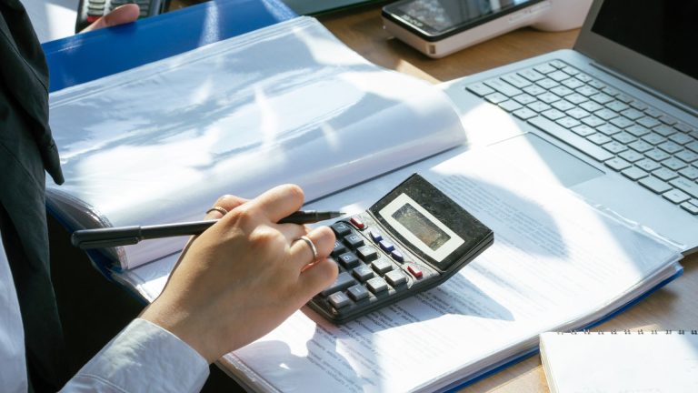 Comment calculer le salaire net d’un intérimaire à partir du brut ?