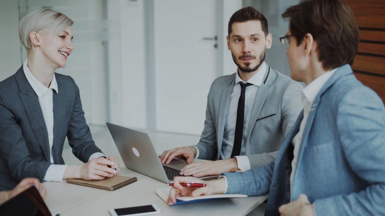 Consultant IT en mission longue durée : le portage salarial pour sécuriser sa collaboration avec les ESN et grands comptes