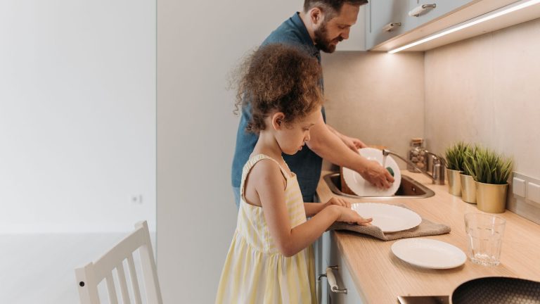 Peut-on rémunérer un membre de sa famille comme aidant à domicile ?