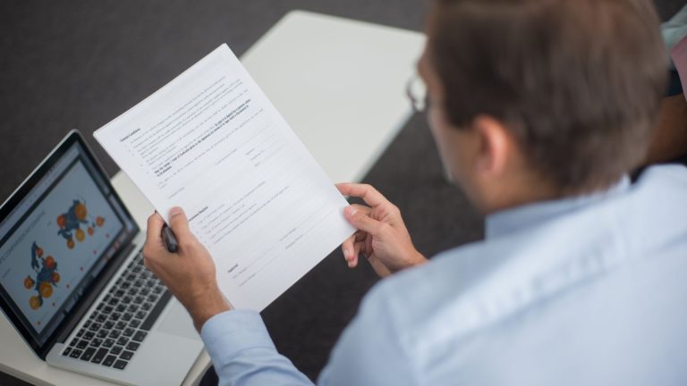 Quel code APE s’applique à un agent commercial indépendant en France ?